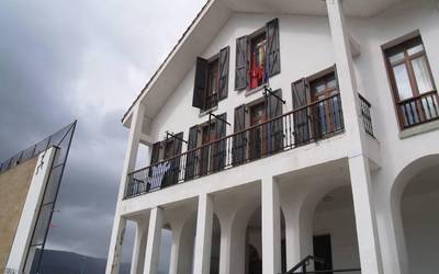 Udalak zerbitzu anitzetako ofizialaren plaza bat bete nahi du