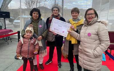 Iurretako Elkartasun Azokan batutako 2.400 euroak JAED elkarteari eman dizkiote