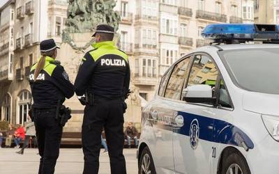 Gasteizko bi udaltzain zigortu dituzte, atxiloketa batean "gehiegizko indarkeria" erabiltzeagatik