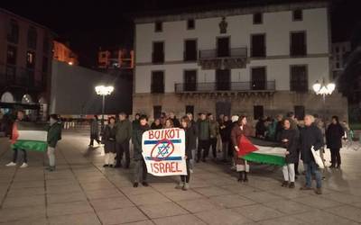 Gazako egoerak "larria" izaten jarraitzen duela adierazi dute Palestinaren aldeko elkarretaratzean