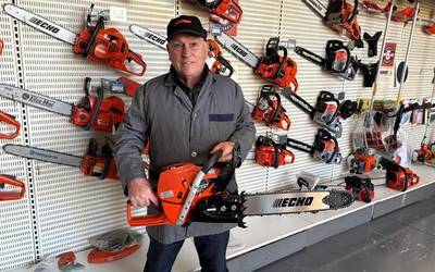 Enrike Brunet: "Urtean 500 motozerra saltzera heldu naiz; orain zifra horretara heltzea pentsaezina da"