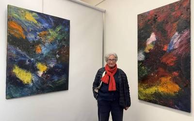 Koloreen erreinu bilakatu da Soraluzeko Oreka Art galeria Josette Dacostaren margolanekin