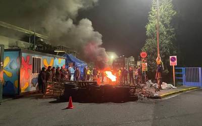 Barrikada muntatuta abiatu dute urte berria Maderas de Llodioko grebalariek