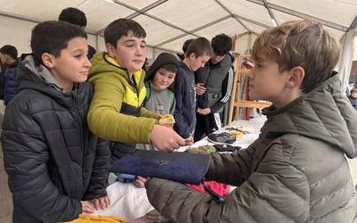 Jai-giro betean egin dute azoka solidarioa institutukoek