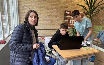 Azoka solidariorako materiala batzen dihardute Institutuan