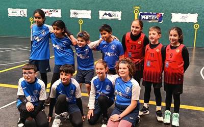 Saskibaloian eta futbolean lehiatzen hasi dute urtea Mallabiko eta Ermuko umeek