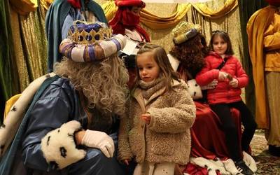 Zaldiak Aranerrekako aterperen baten bazkatzen laga eta oinez agertu dira errege magoak Presapera Mendaron