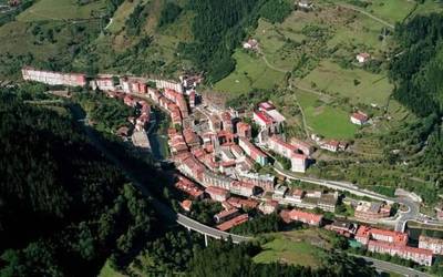 Soraluzeko EAJ-PNVk berehalako konponbideak eskatu ditu bide publikoan abandonatutako ibilgailuen pilaketaren aurrean