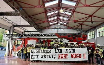 Eibarko parkeko suhiltzaileek erabat euskalduna den zerbitzuari eustea eskatzen dute