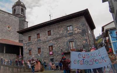 Ume eta gaztetxoentzako tailerrak antolatu ditu Euskal Aratosteen lan-taldeak