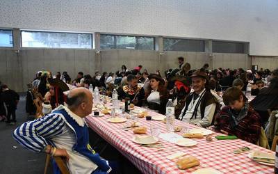 660 lagunendako lekua egongo da Aratusteetako bazkarian, kiroldegian