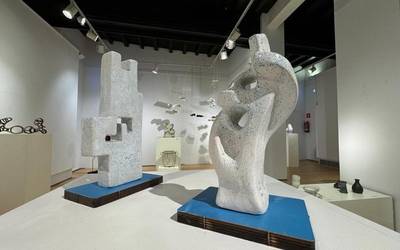 Buztinezko lanen erakusketa irekiko dute egubakoitzean, Aroztegi aretoan