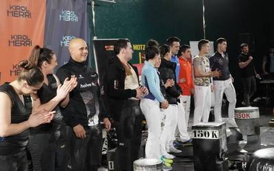 Aizkolarien eta harri-jasotzaileen jaialdiak hartu du Gurea pilotalekua