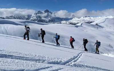 Pirinioetako urteko lehen irteeran, elurrarekin gozatu dute mendizaleek