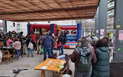 Hezkuntza publikoaren aldeko jaiak familia ugari erakarri ditu Amurrion