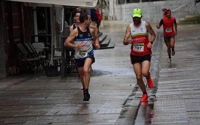 Euria ez da oztopo izan ehunka korrikalarirentzat Laudioko Herri Krosean