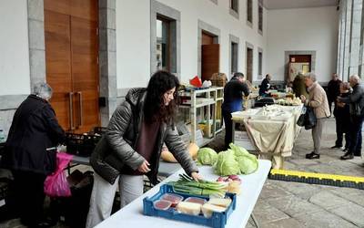 Ohikoa baino handiagoa izan da eguenetako azoka