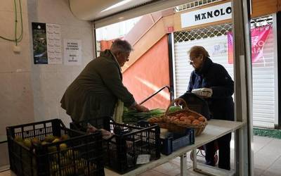 Eguenetako saltzaileek eta baserritarrek ere esan diote agur merkatu plazari