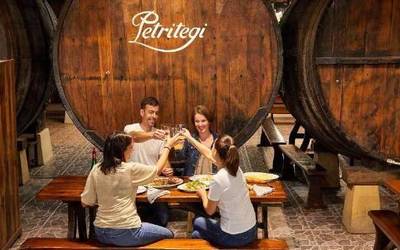 Debako Arbil Elkarte Sozialak Petritegi sagardotegira irteera antolatu du