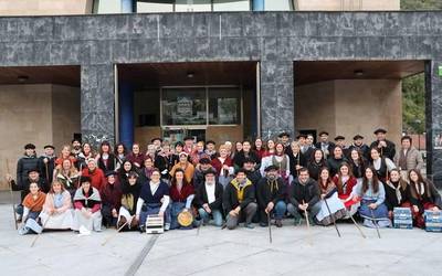 Kantuan eta eskean goizean goiz hasi arren, luzatuko zaie gaur eguna Mendaroko santa eskekoei jai giro ederrean