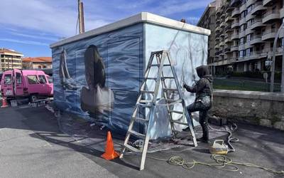 Lian artista ezaguna mural berria margotzen ari da geltoki zaharrean