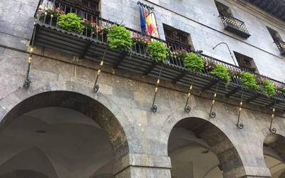 Gorka Alberdiren azalpenak Ana Azkoitia alkatearen adierazpenen aurrean