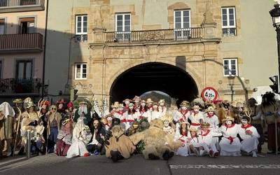 Kokoen konpartsak Elgetako inguruak girotu ditu