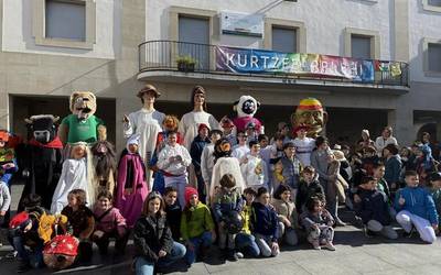 Txapel Txinek Aratusteetarako giroa piztu du Aretxabaletan