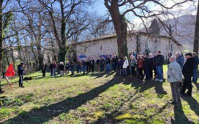 Angel Fernandez oñatiarraren heriotzaren 43. urteurrenean, omenaldia egin dute