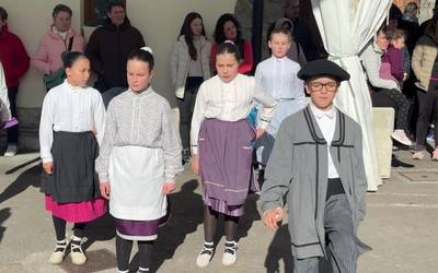 Dantza eta jolas artean ospatu dituzte auzoko jaiak Buruñaon