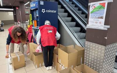 Sahararrentzat janaria biltzen ari da Guerara elkartea Eroski handian