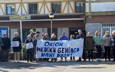 Mediku gehiago eskatu dituzte herritarrek osasun zentroaren atarian