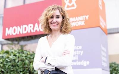 Aspegi saria jasoko du Mondragon Kongresuko presidente Leire Mugerzak, Eider Sanchezekin batera