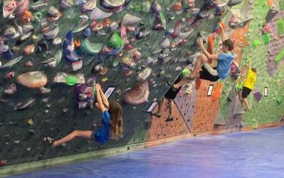 Boulderrean gora eta behera ibili dira eskalatzaileak