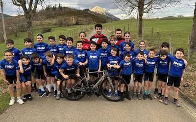 Dorletako Ama Txirrindulari Eskolak taldeak aurkeztu ditu