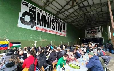 Ehunka lagun batu dira Urdulizen Berangoko 16 auzipetuei babesa adierazteko