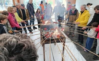 [ARGAZKI GALERIA]: Garaitarrak suaren bueltan batu ziren atzo, Txitxiburduntzia egiteko