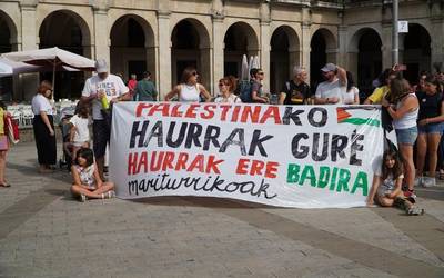 Isilik geratzea politika egitea da