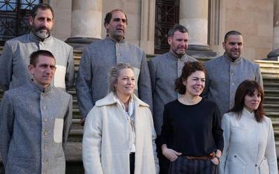 Latxa artilezko jantziak euskal eskilatzaileentzat