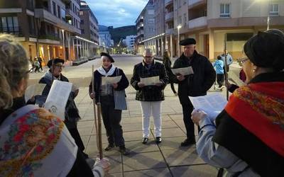 Sasi Ageda eskean atera da Korokoiak herriko kaleetara