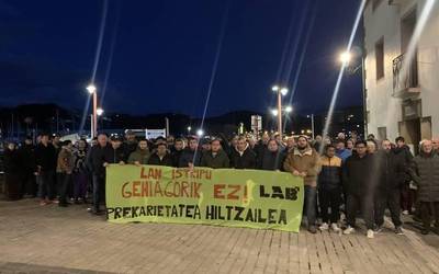 Dozenaka lagun bildu dira Saregile plazan Estaños Matienan izandako lan heriotza gaitzesteko