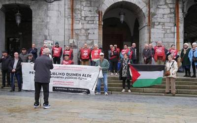 UPNk, PPk, VOXek eta JUNTSek pentsioen igoera errefusatu dutela salatzeko atera zen atzo pentsiodunen mugimendua kalera