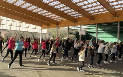 Zumba saioa antolatu dute Zumaian, minbizia duen Arroabeko haur bati ekartasuna adierazteko