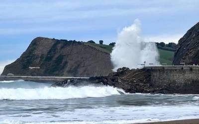 Zumaia eta Getaria arteko errepidea itxi dute itsasbazterreko arrisku maila handiagatik