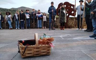 Agate Deunaren bezperak adin anitzeko herritarrak atera ditu kalera lurra esnatzera