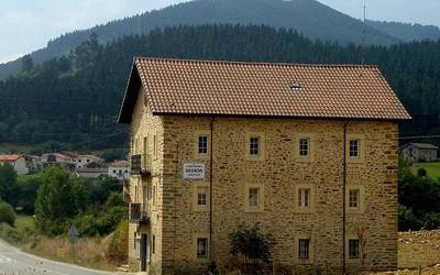 Opari bat, Aiarako lurran