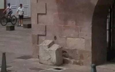 Soraluzeko sake-harriaren antzekotasun apur bat duen Elizondoko botaharria