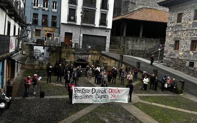 Pentsioen errebalorizazioa ez dela nahikoa uste dute