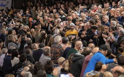 Txalo artean agurtu dute txapeldun handia Gernikan