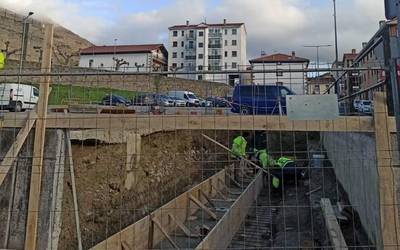 Aparkalekua berritzeko eta berria egiteko lanak hasiak